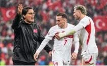 Montella: 'Bar�� Alper ve Kerem'in heykelini dikerim'