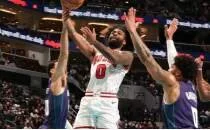 Bulls, White ve Conley'yi Hornets'a g�nderdi