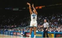 Hornets, Dell Curry'nin 30 numaral� formas�n� emekliye ay�r�yor