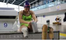 Depremde 2 baca��n� ve babas�n� kaybeden Medine, y�zmeyle hayata tutundu