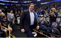 Dumont ve Adelson aileleri Dallas Mavericks'i satmayacak