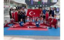 Kick boks sporcular� Esenbo�a Havaliman�'nda g�steri yapt�