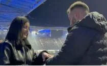 14 �ubat'ta trib�nde evlilik teklifi!