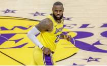 Lebron, 'triple double'la Mavericks kar��s�nda galibiyet getirdi