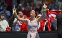 Zeynep S�nmez, Porsche Tennis Grand Prix'e veda etti