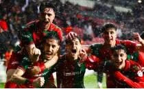 Kar��yaka'ya transfer yasa�� geldi