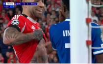 Otamendi'den Vinicius Jr'a Messi ile g�nderme!