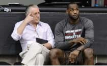 Pat Riley ve Giannis'ten LeBron James mesaj�: 'Umar�z Miami'yi se�er'