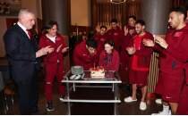 Milli tak�m kamp�nda Ozan Kabak i�in kutlama!