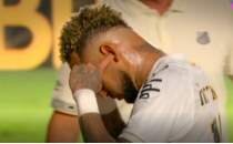 Neymar, efsanesi oldu�u kul�pte yuhaland�!