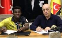 �stanbulspor'dan gen� oyuncuya imza!