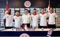 Antalyaspor'da 5 oyuncu birden imzalad�