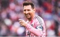 Messi'den a��zlar� a��k b�rakan frikik gol�! Tarihe ge�mesine �� gol kald�