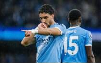 Manchester City, Arsenal'in pe�ini b�rakm�yor!