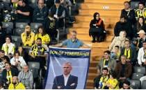 Fenerbah�e trib�n�nde �smail Kartal pankart�