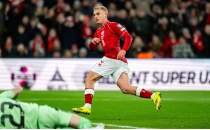 Danimarka, play off finaline elini kolunu sallaya sallaya y�kseldi