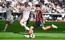 Trabzonspor'un rakibi Freiburg, Frankfurt'ta seriyi s�rd�remedi!