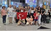 �talya'da tarih yazan y�z�c� Eda'ya �zmir'de co�kulu kar��lama