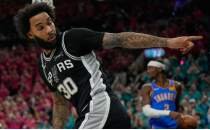 Julian Champagnie, 3 y�ll�k 45 milyon dolarl�k s�zle�meyle Spurs'te kald�