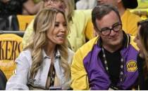 Jeanie Buss, karde�leri hisselerini satsa bile Lakers'�n ba��nda kalabilir
