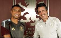Aston Villa, G.Saray'�n g�ndemine gelen Gomes'i kadrosuna katt�