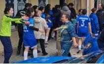Kad�n futbol tak�m� oyuncular� sahada birbirine girdi