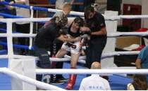 Kick Boks se�melerinde kad�n sporcu ringde fenala�t�