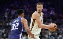 Kristaps Porzingis, 2 y�ll�k 40 milyon dolarl�k kontratla Warriors'ta kald�