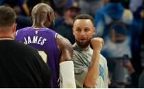 LeBron James, Stephen Curry rekabetini anlat�rken duyguland�