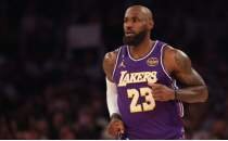 LeBron i�in maa� indirimi g�r��meleri ba�lad�; yeni s�zle�me bekleniyor