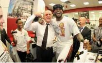Pat Riley, LeBron'un karar�n� sab�rla bekliyor: 'Her g�n aram�yorum'
