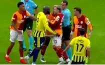 Derbinin ilk saniyelerinde kavga ��kt�!