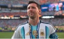 Messi g�zya�lar�n� tutamad�