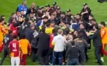 Derbi sonras� kavga ��kt�; polis ay�rd�!