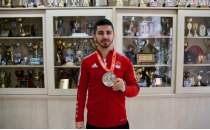 �ampiyon karateci Eray 'T�rk sporuna hizmet' pe�inde