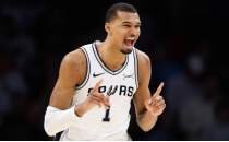 Victor Wembanyama, oy birli�iyle Y�l�n Savunmac�s� se�ilen ilk oyuncu oldu