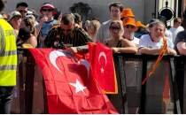 �ngiltere sokaklar�nda T�rk bayraklar� dalgalan�yor!